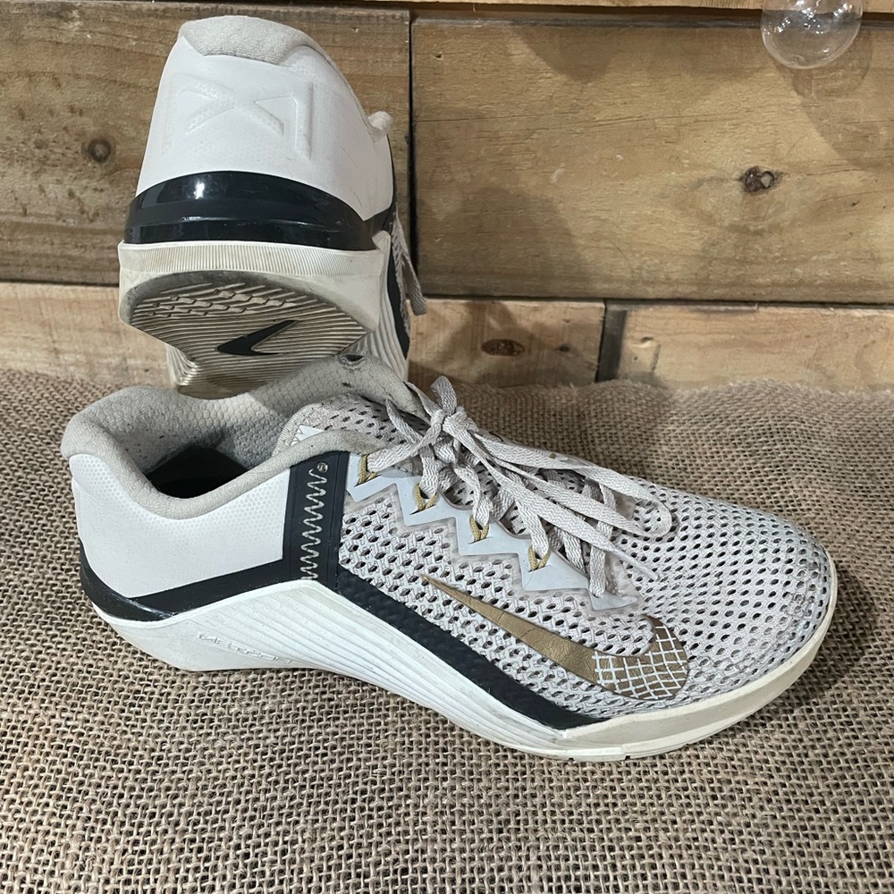 Nike White and Black Athletic Performance Shoes